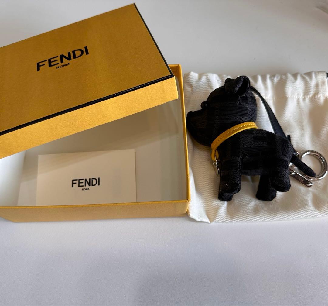 美品】FENDI フェンディ ドッグ チャーム 箱あり - メルカリ