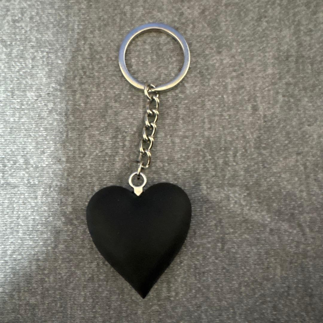 Girls Don't Cry ハート型キーホルダー - メルカリ