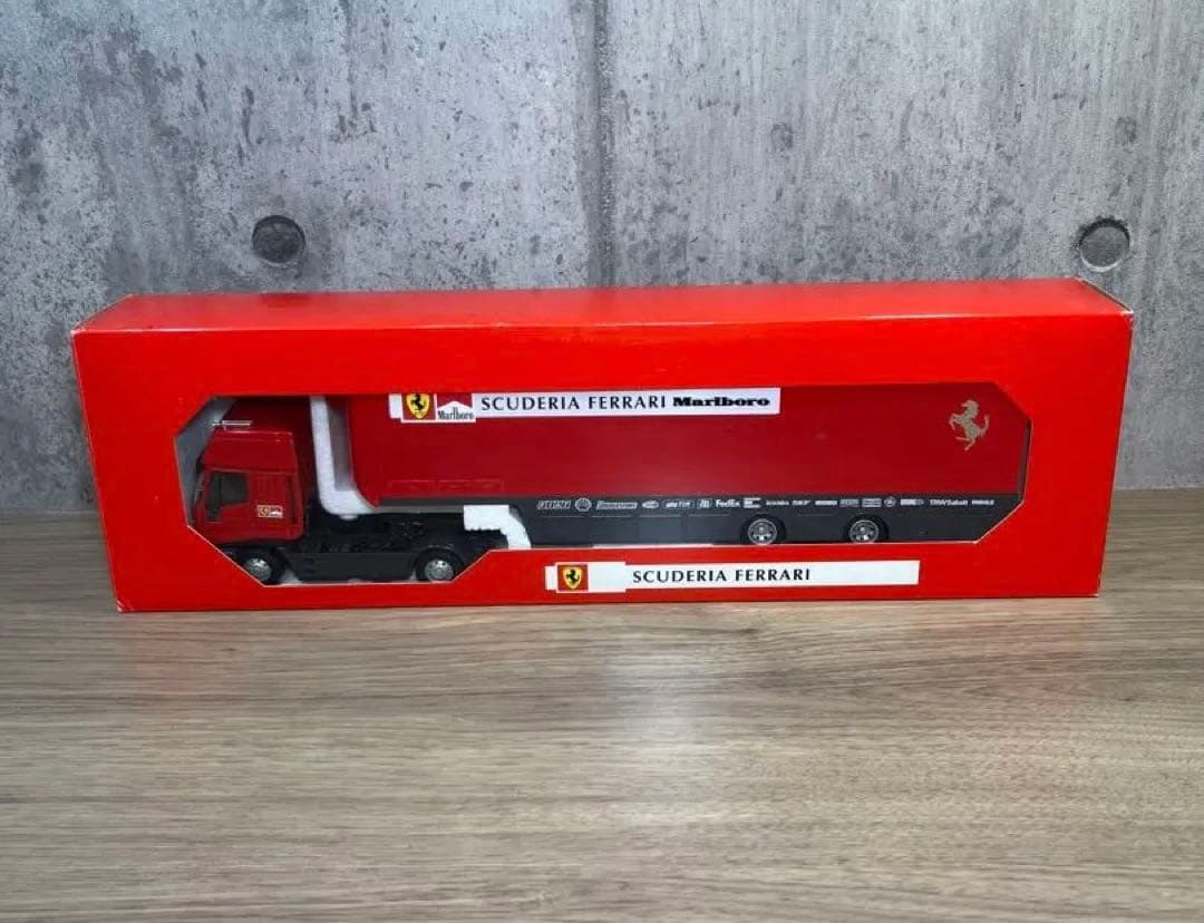 スポーツカー　フェラーリ　トランスポーター　スクーデリア　レーシングトラック