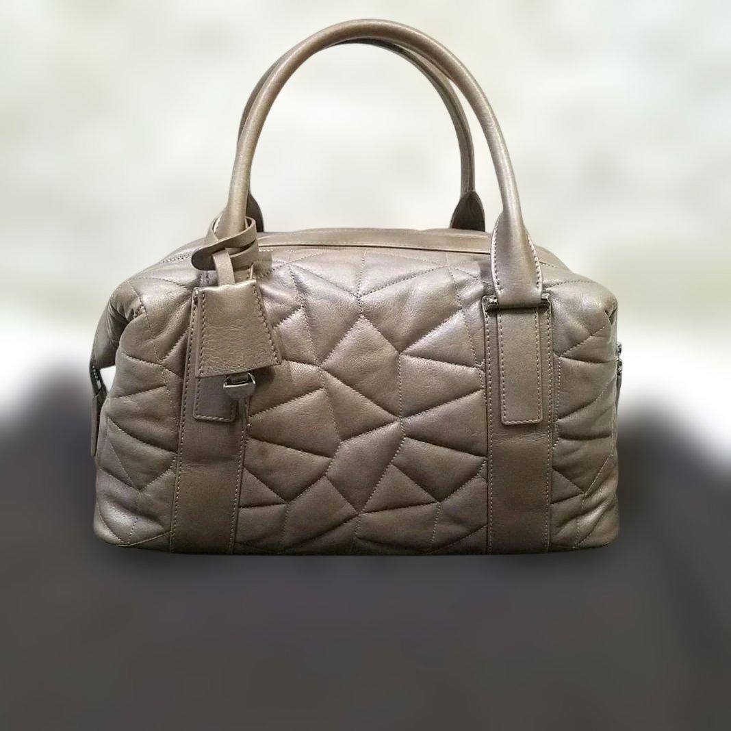 【極美品・イタリア製】AKRIS ミニボストンバッグ キルティング レザー 鍵付