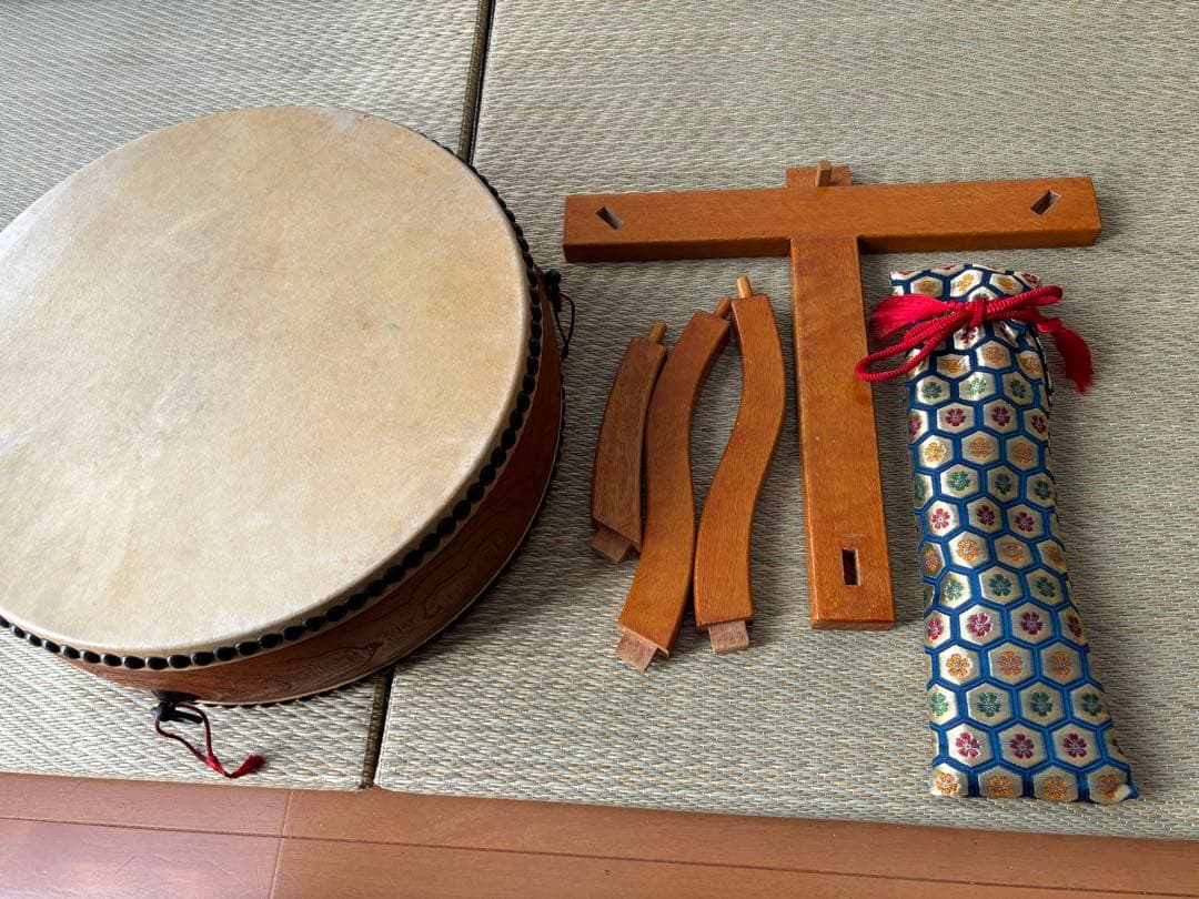 価格15万円程●和太鼓 宮本卯之助 平胴太鼓 1尺3寸 太鼓台、バチ、バチカバー