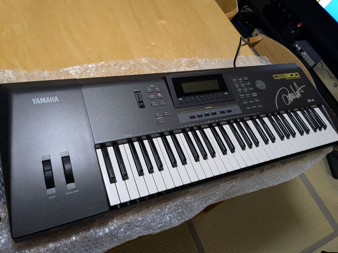 ヤマハ QS300 シンセサイザー USED美品　浅倉大介氏サイン入り YAMAHA（ヤマハ） Yamaha QS-300 Synthesizer シンセサイザー 61鍵