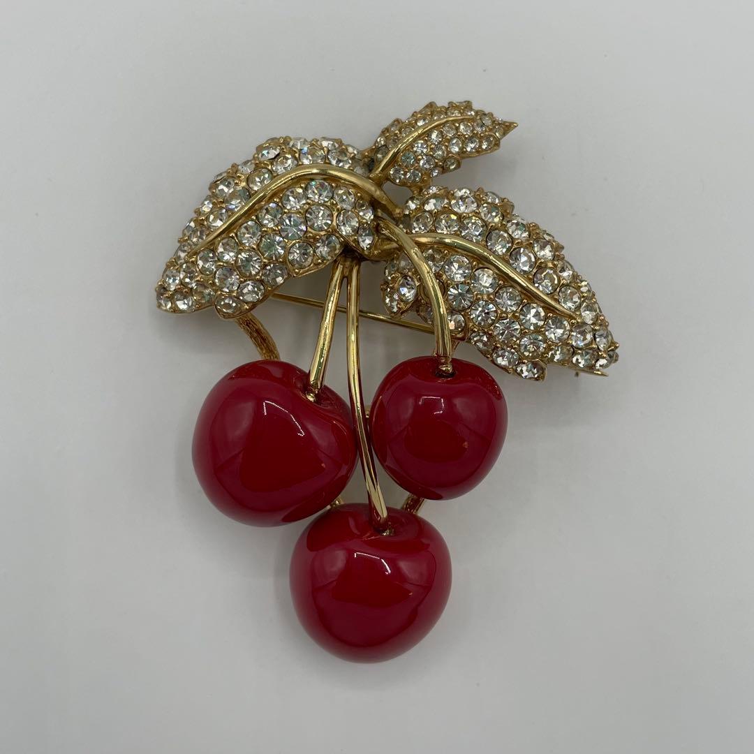 CINER コスチュームジュエリー エナメルとビジューのさくらんぼブローチ