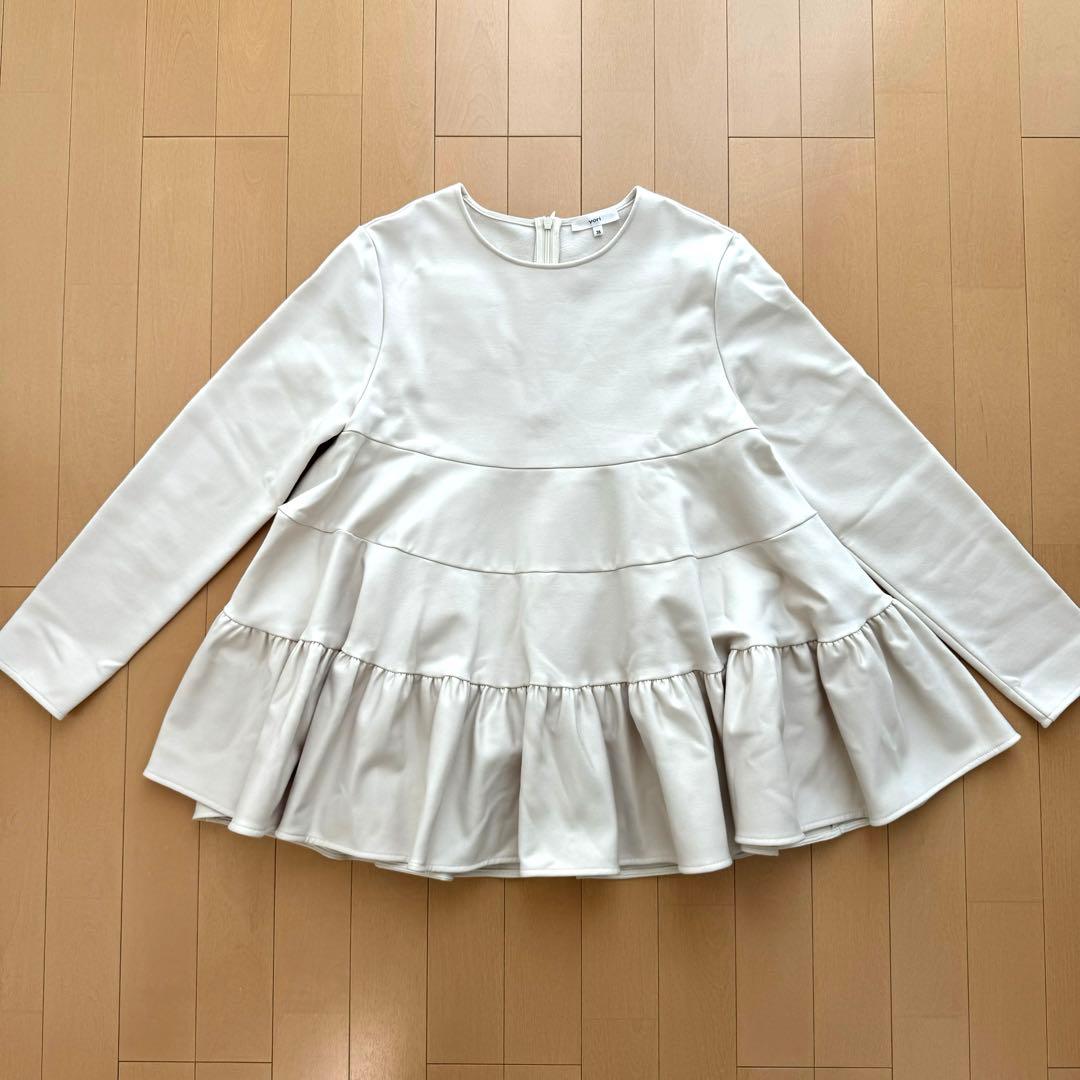yori ぬくぬくティアードフリルブラウス ベージュ - メルカリ