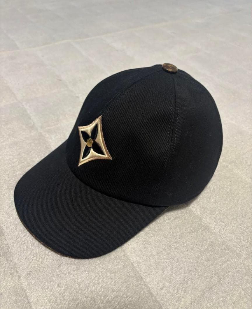 ルイヴィトン　刺繍ロゴキャップ