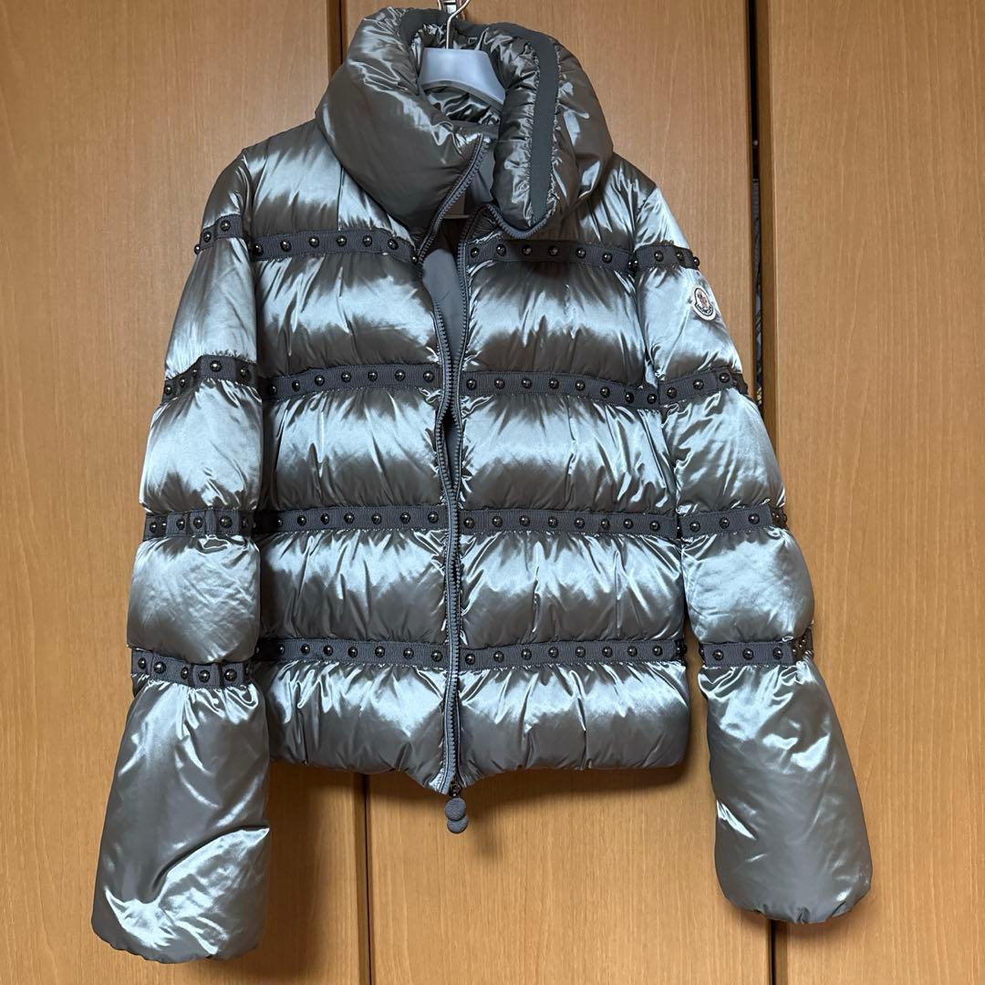 MONCLER スタッズ グレー シルバー ダウン BOURRACHE - メルカリ