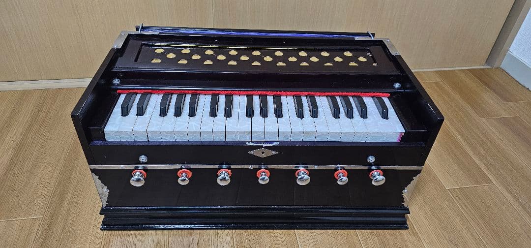 ハーモニウム 約37鍵 黒木製