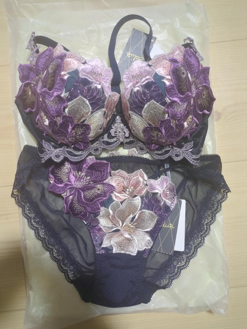 ワコールサルート　D70　花柄刺繍ブラジャーショーツセット