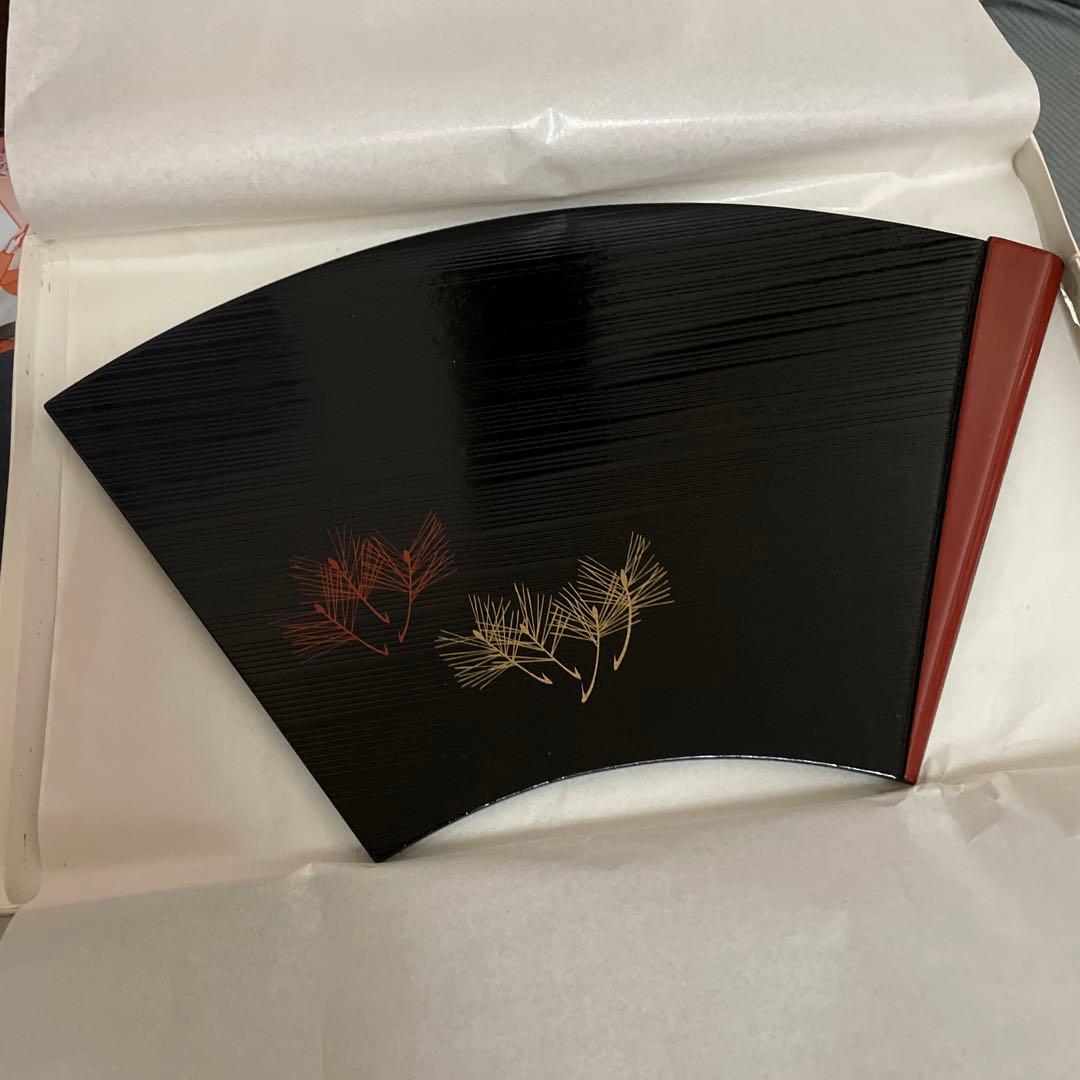 漆器 扇形皿 黒 葉模様