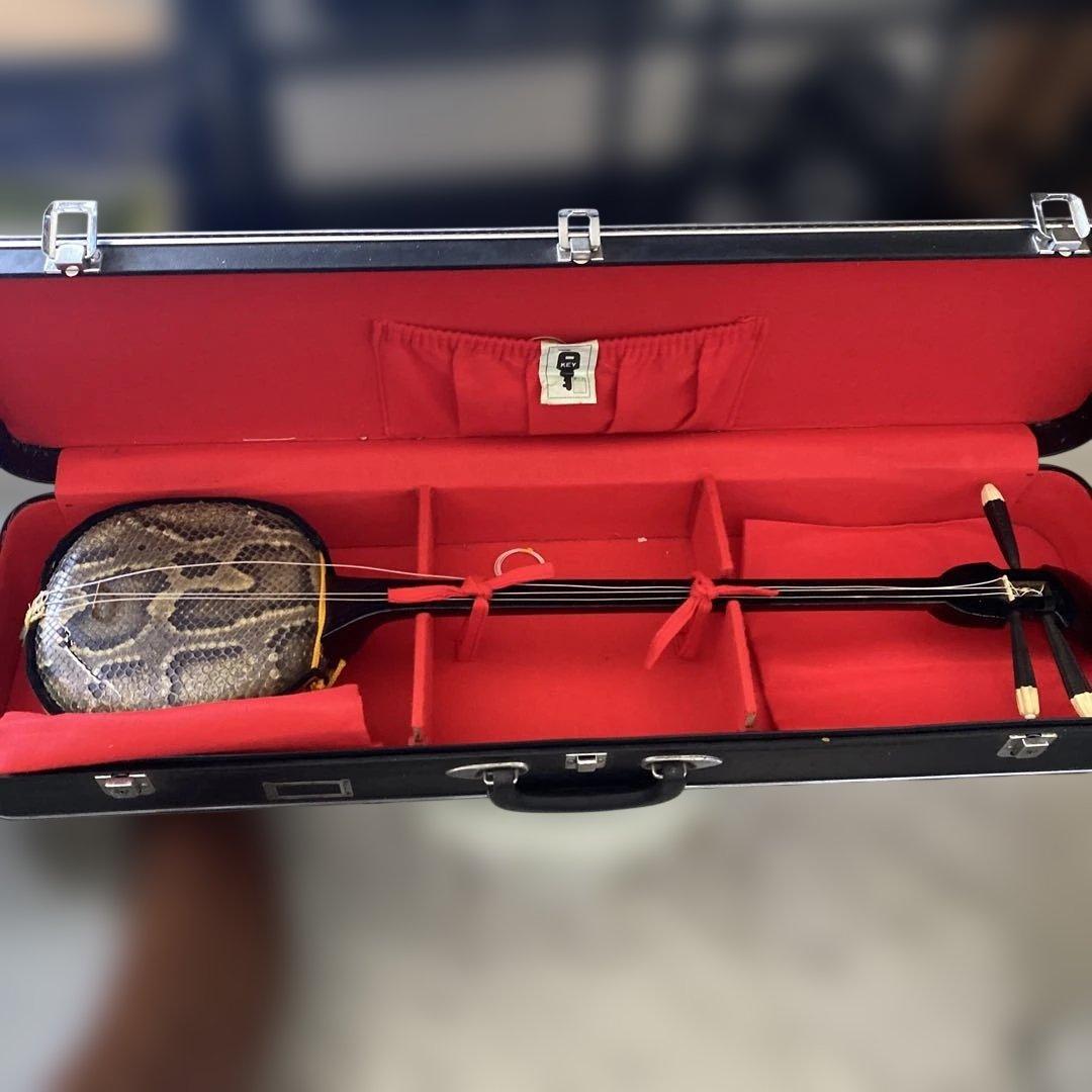 三線 蛇皮 ケース付き 破損あり 極美品・すぐ始められる】沖縄三線 本蛇皮張り 付属品多数 ハード