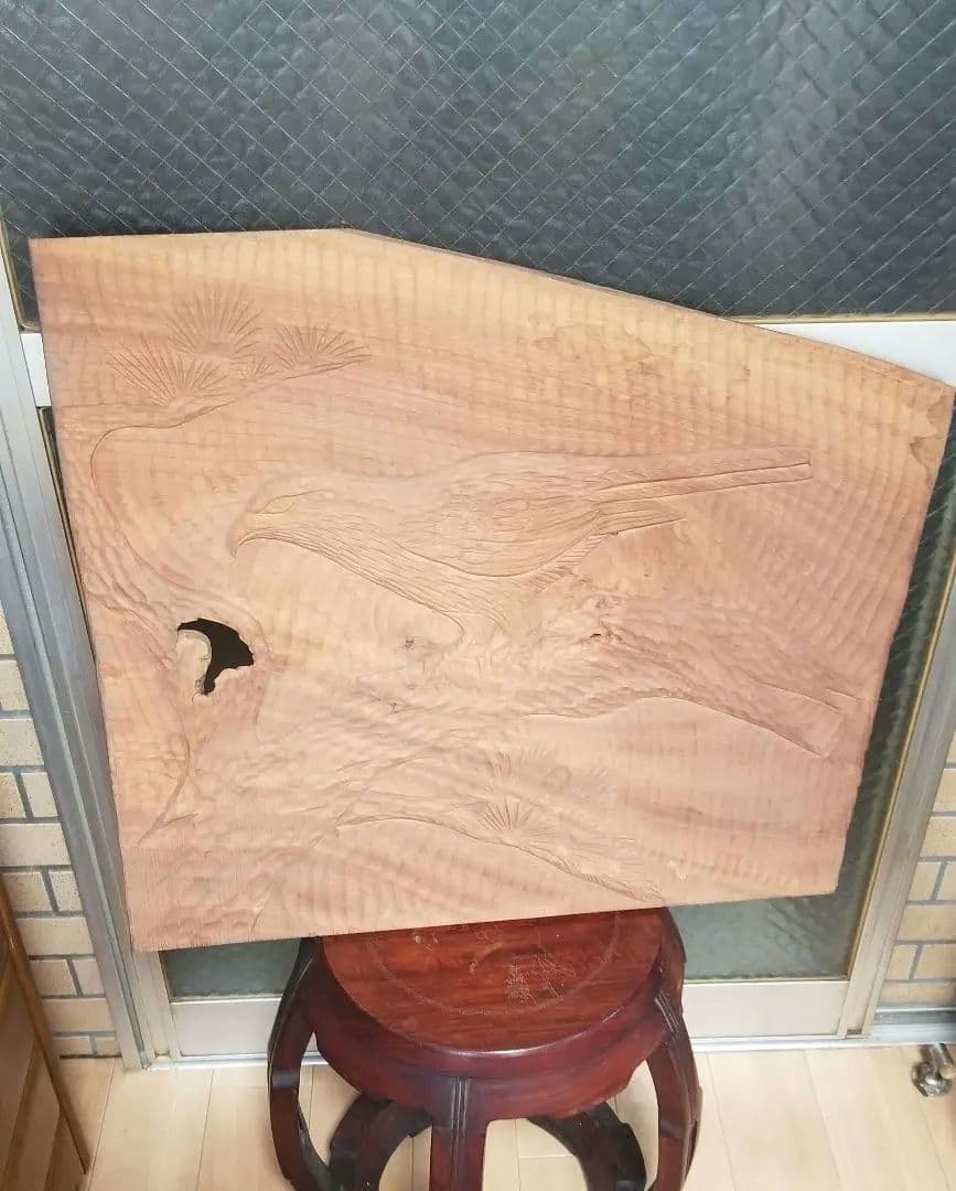 一枚板から彫刻された鷹です