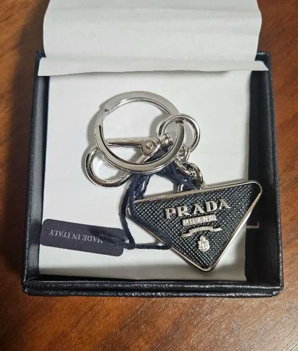【限定値下げ】【新品未使用】PRADA サフィアーノ キーリング トライアングル