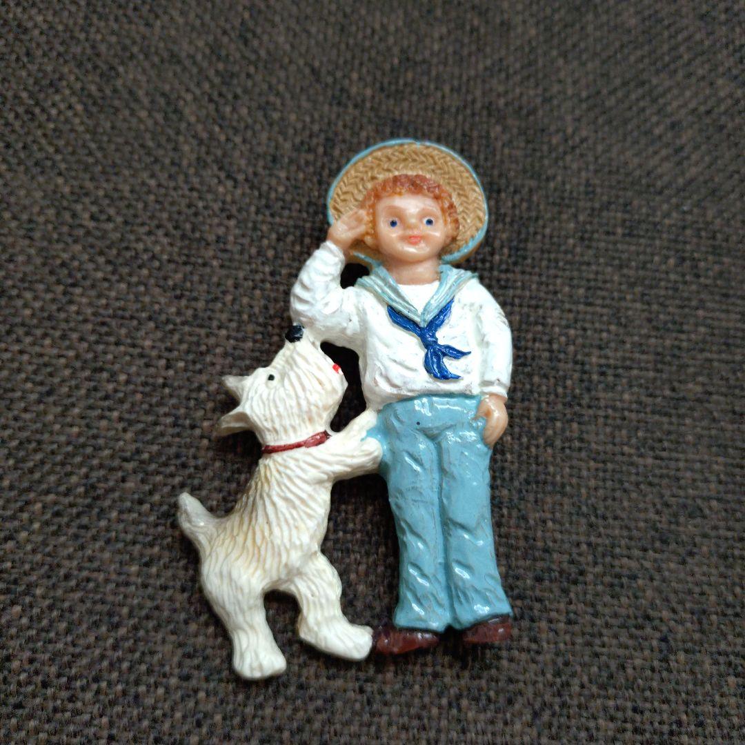 weekends 麦わら帽子を被った少年と愛犬テリアのブロチ