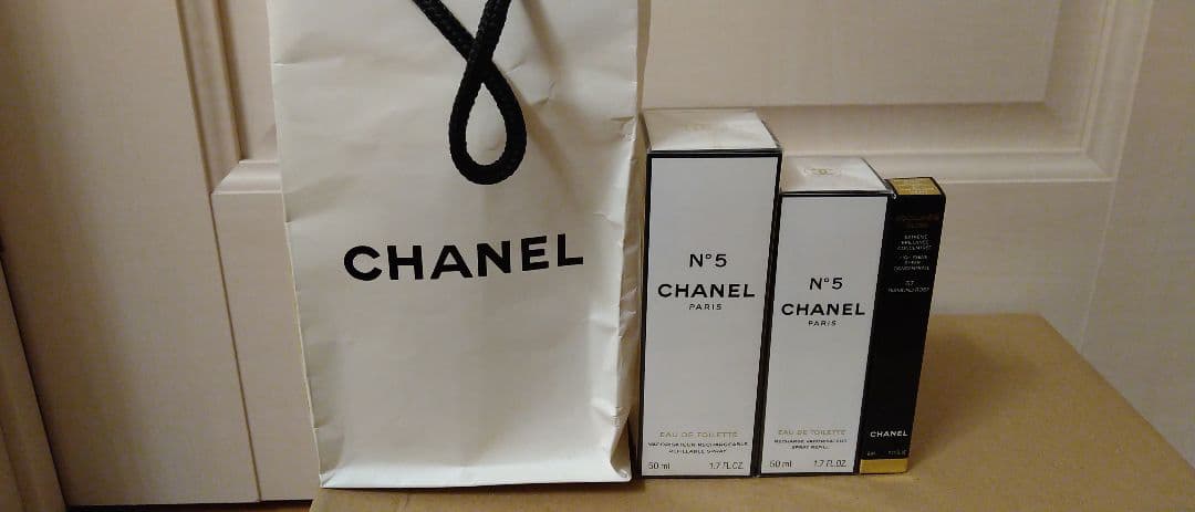 CHANEL　No.5オードゥトワレット香水とグロス