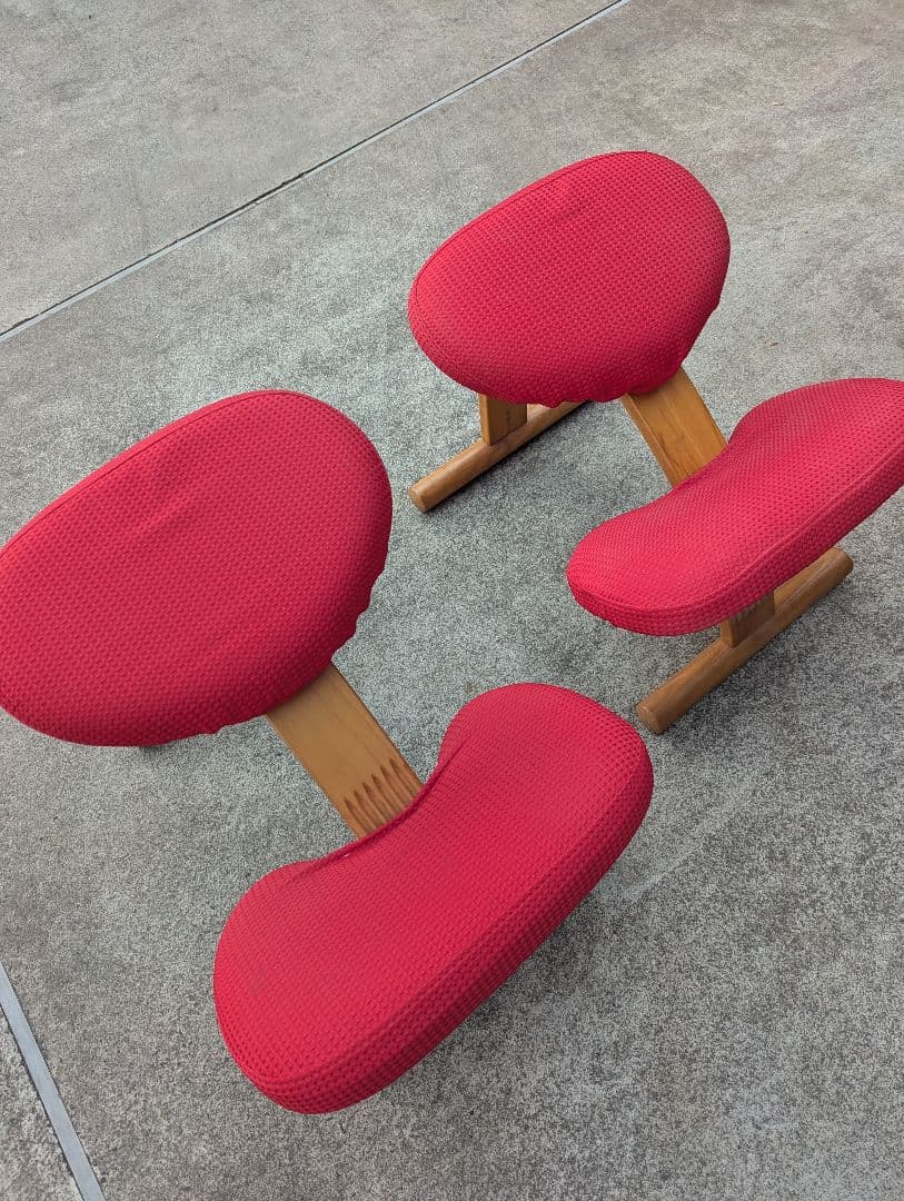 赤い姿勢矯正チェア