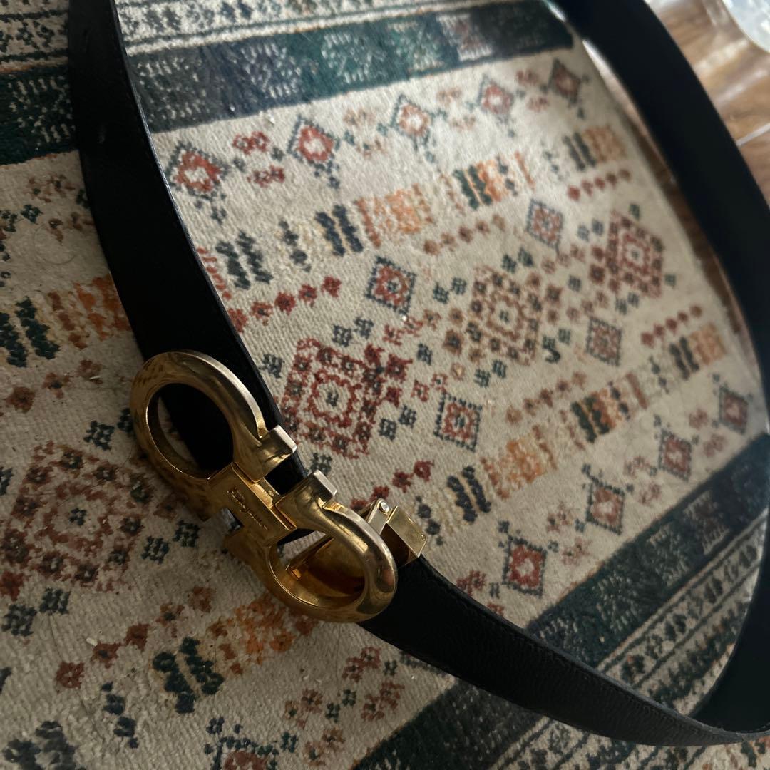 ferragamo 黒レザーベルト 金バックル