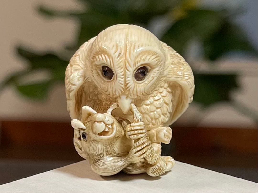 『フクロウと鼠』 根付 　　（提げ物 /緒締め /帯留め /Netsuke）