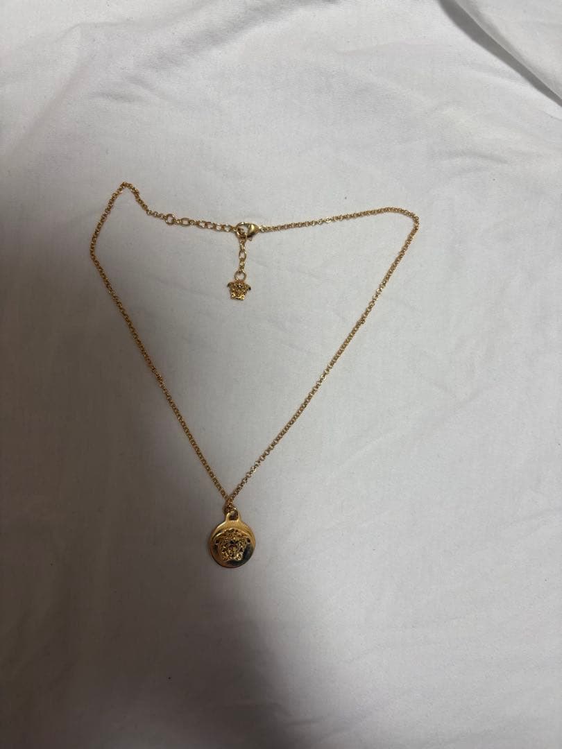 VERSACE メダル型ペンダントネックレス 関税込】VERSACE ヴェルサーチ◇メデューサ メダル ネックレス