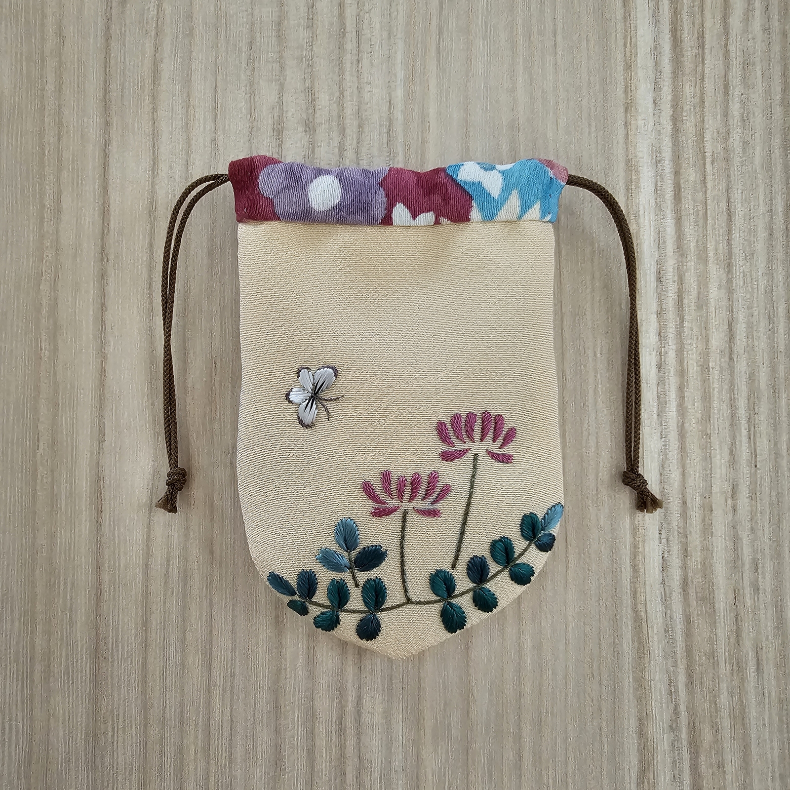 252 日本刺繍/祈りの蓮華袋「れんげ草」薄橙地 / お祝い 和のギフト