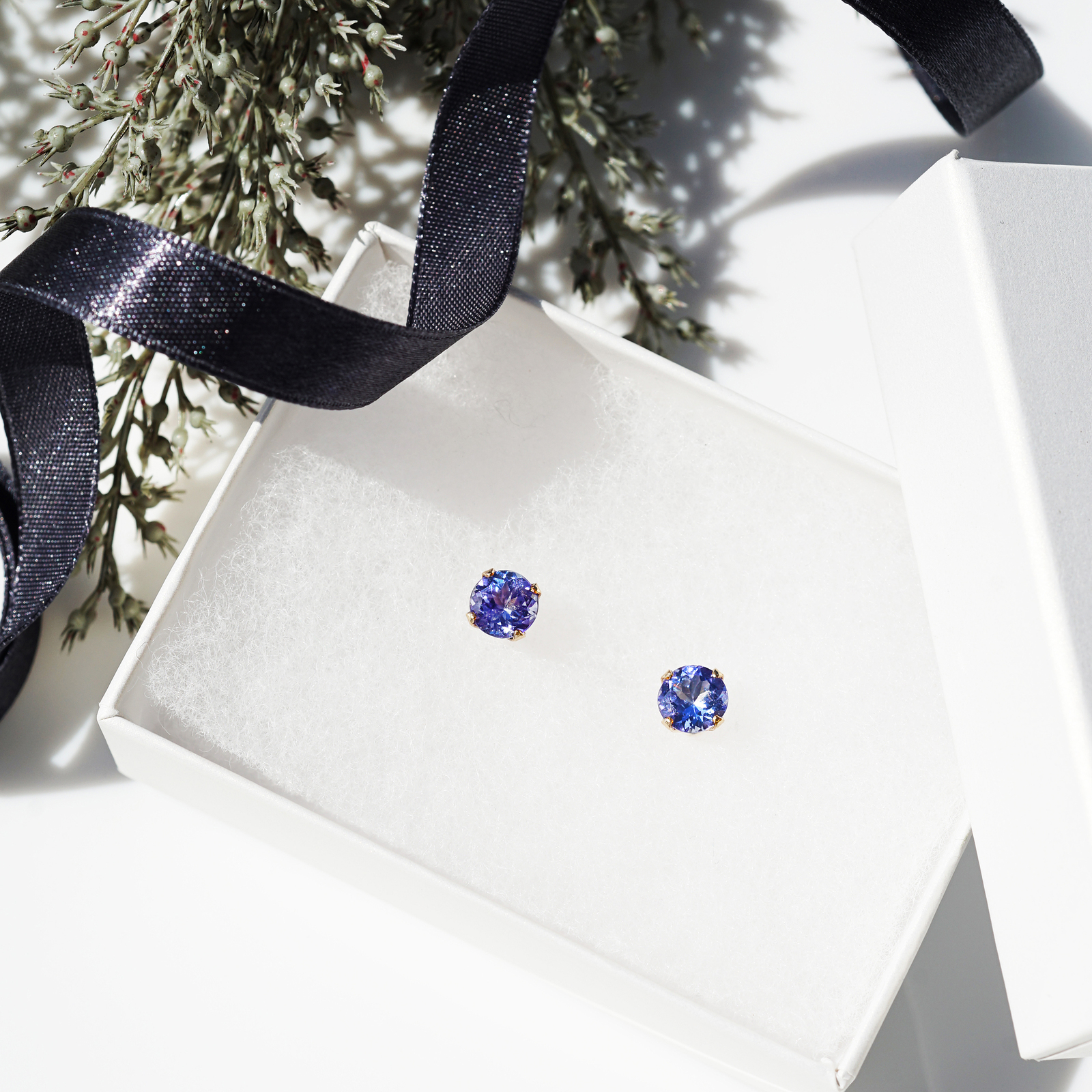 極上大粒タンザナイトの14KGFスタッドピアス6mm ～貴婦人の青