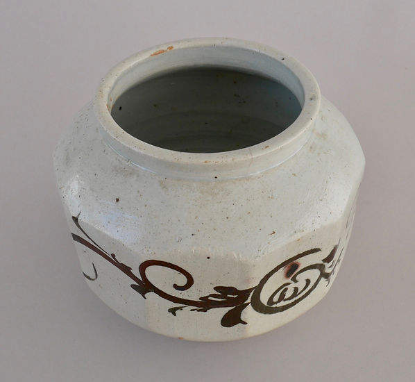 朝鮮美術 陶磁器 | 李朝白磁鉄絵辰砂葡萄文面取壺 | gallery陽々youyou