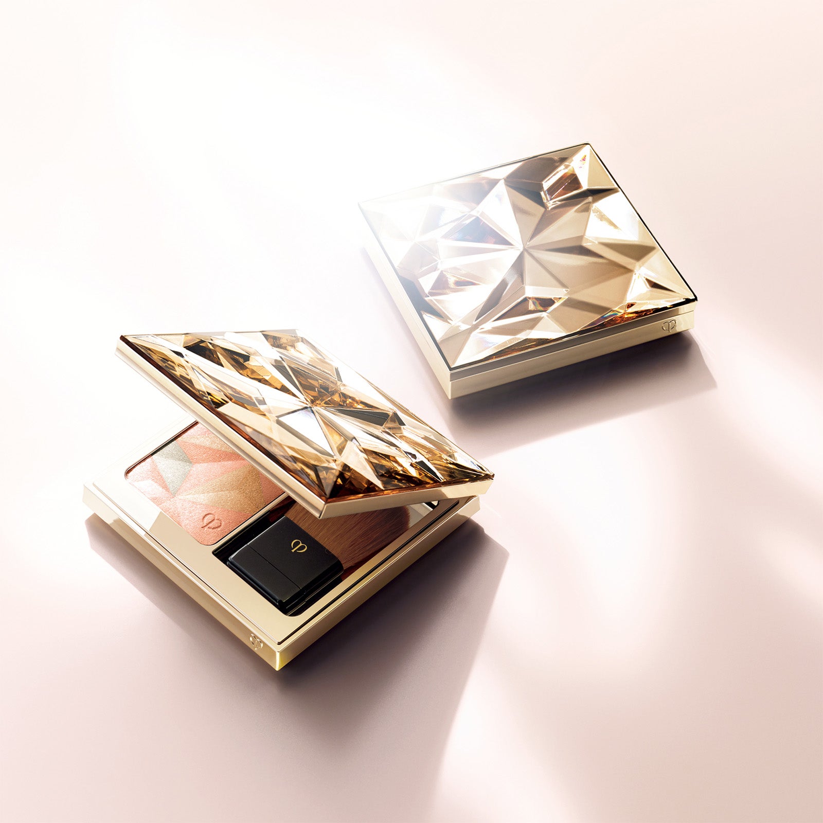 Clé de Peau Beauté Luminizing Face Enhancer Case and Refill