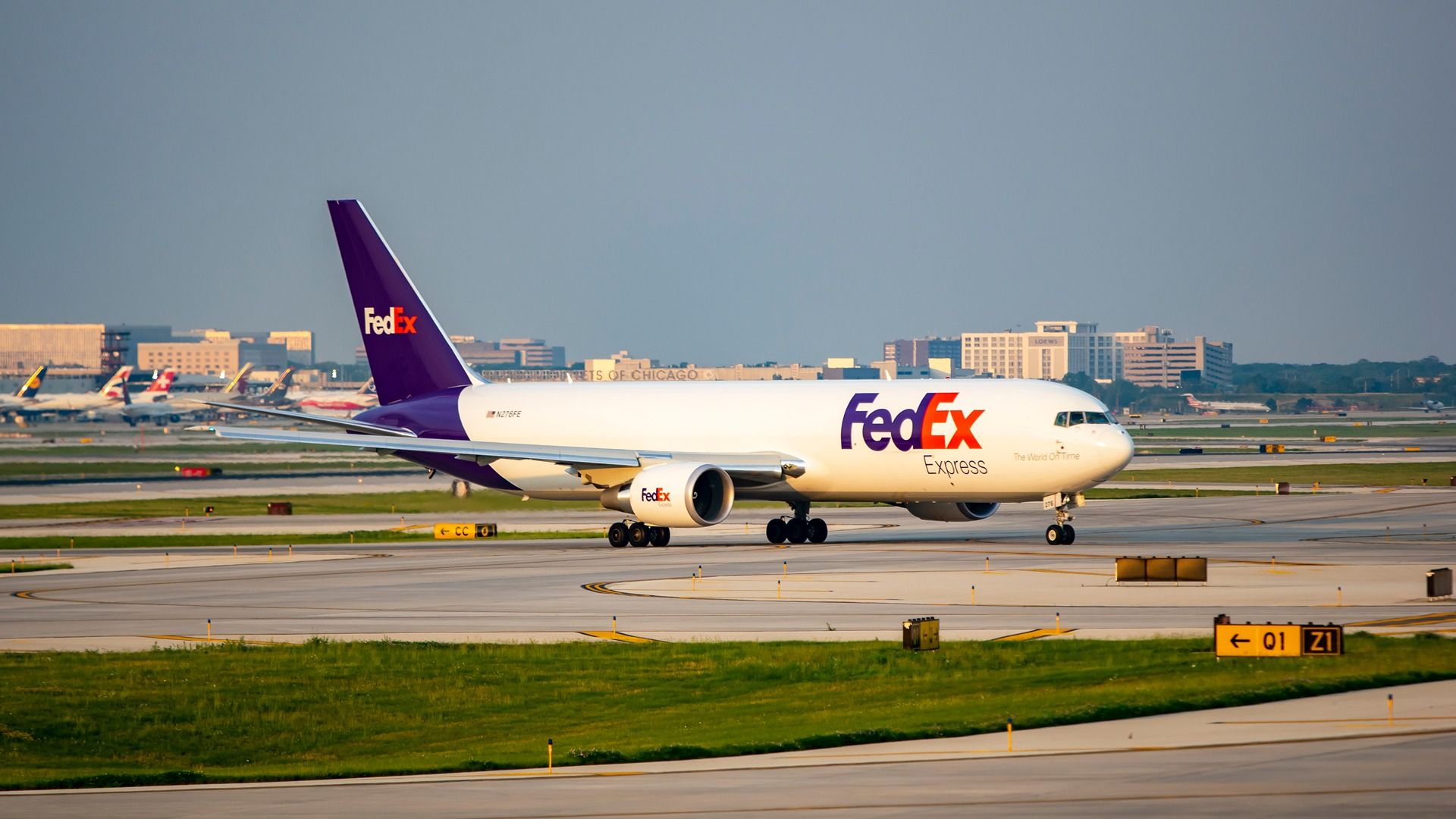 Green Laser Strikes FedEx Boeing 767-300F Moments Before Landing