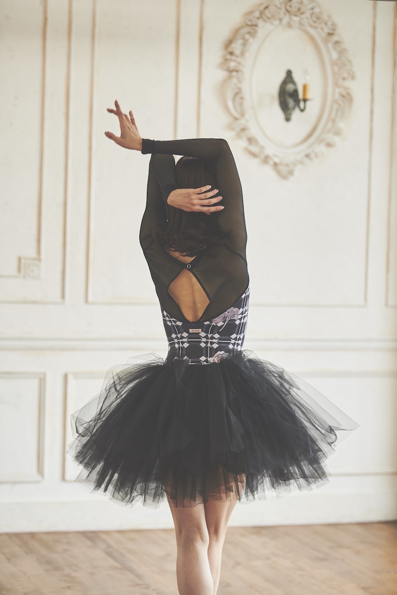 stina / type W grateful / precious black