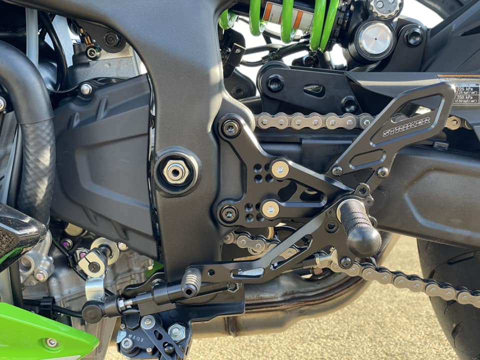 STRIKER SPECIAL STEP KIT KAWASAKI Ninja ZX-4R SE/ZX-4RR、Ninja ZX