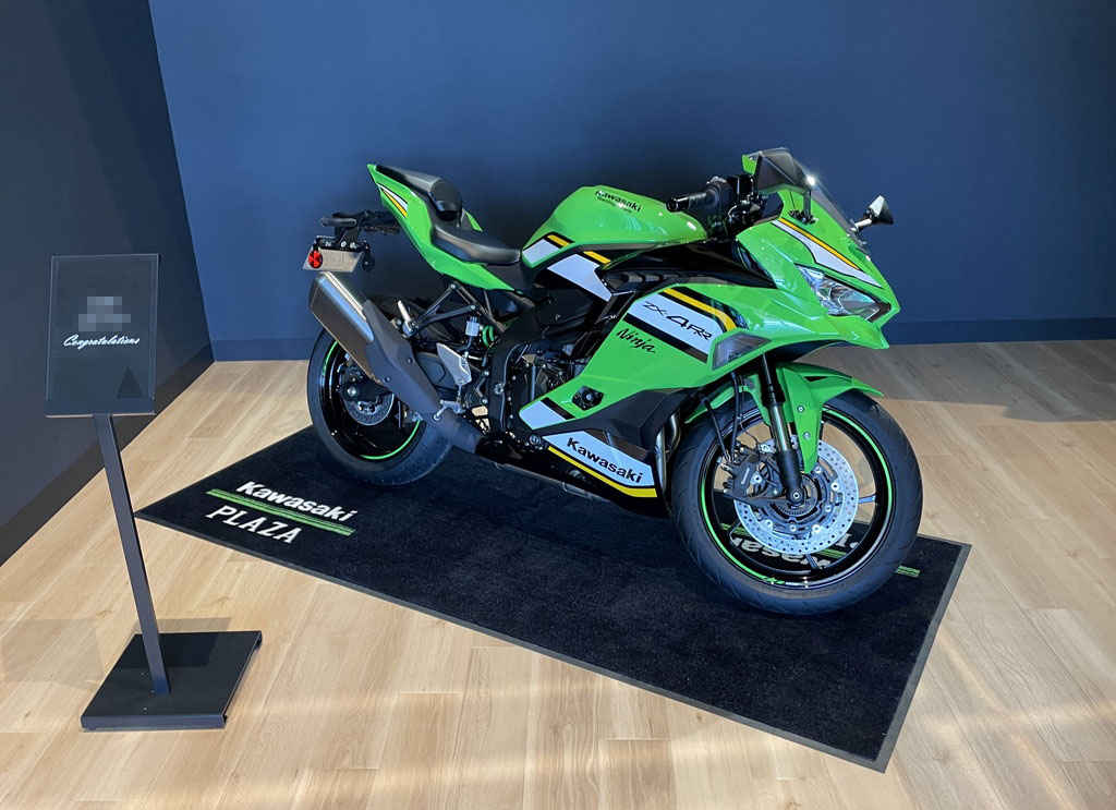 後輩がNinjya ZX-4RRを買ったので納車を見学に行ってきました – 砂井